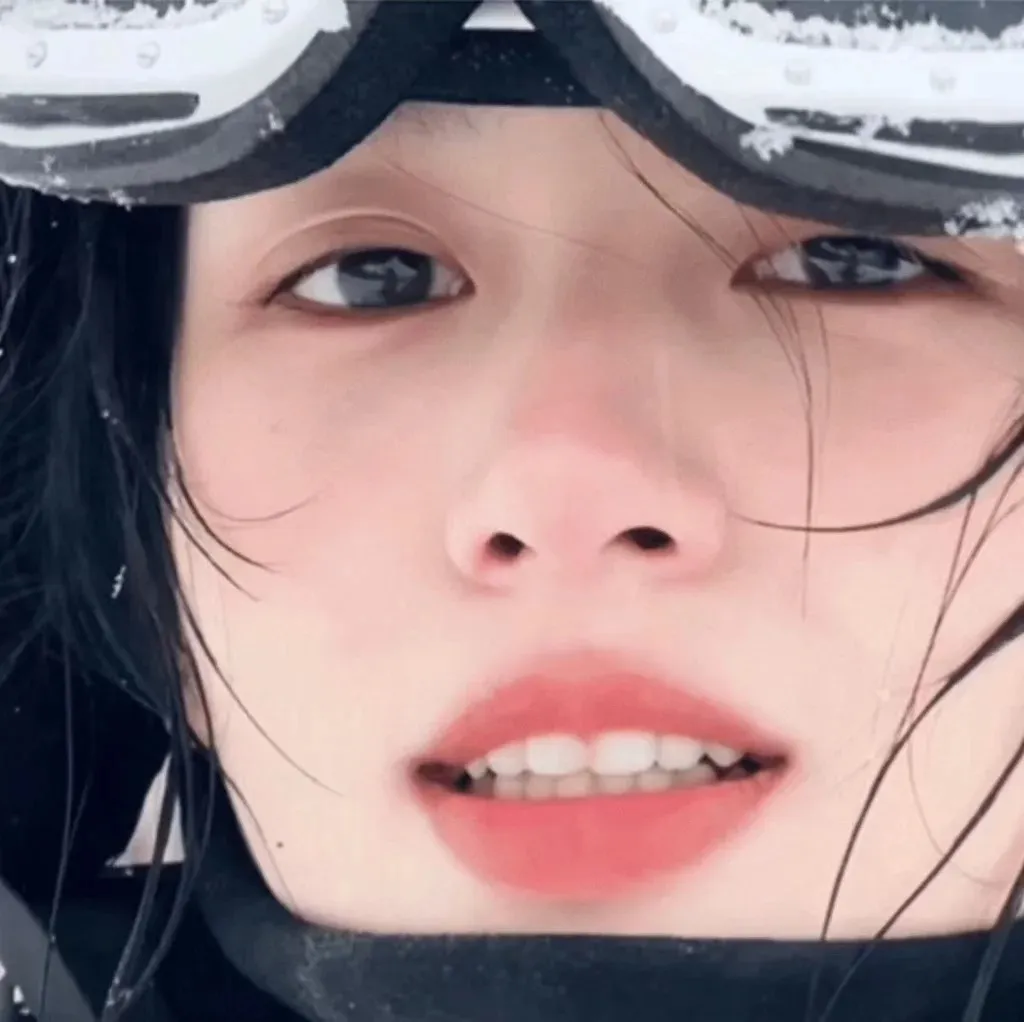 周也滑雪小视频