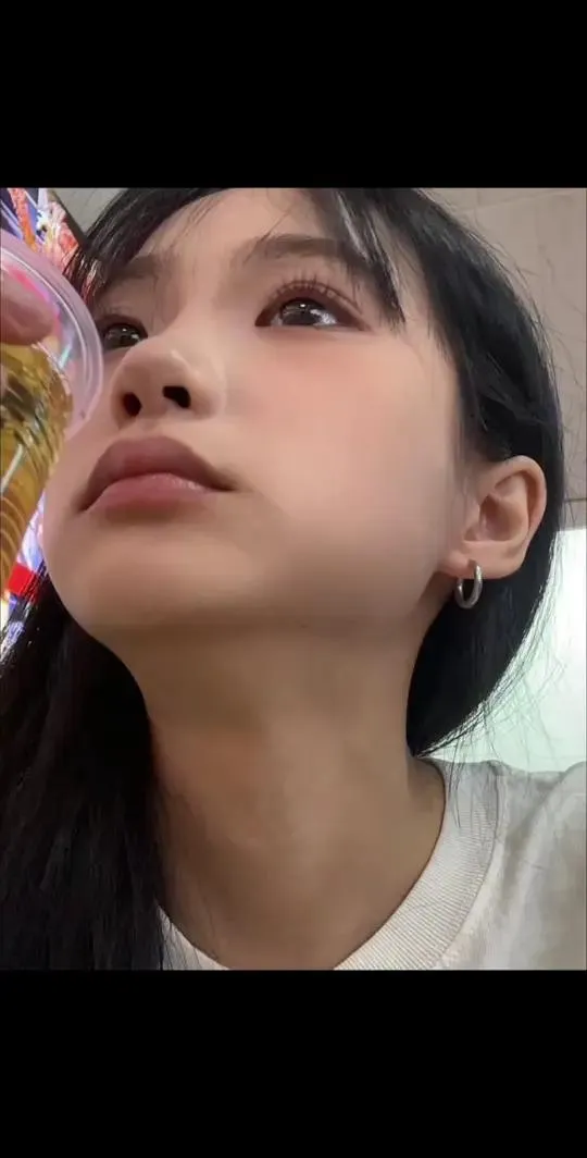 人总是喜欢反季节的东西，就像幸福后知后觉。