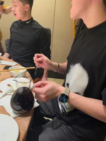 这是一种很新的喝酒姿势